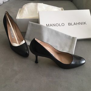Manolo Blahnik Fokapump Round-Toe Leather Pump
